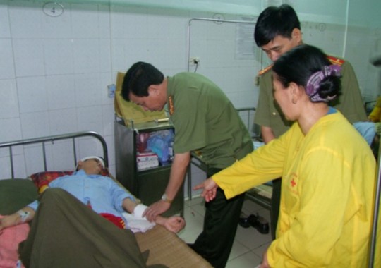 Vụ chiến sỹ công an bị đâm khi truy bắt nghi can buôn lậu là một trong những tin tức pháp luật mới nhất hôm nay Vụ chiến sỹ công an bị đâm khi truy bắt nghi can buôn lậu là một trong những tin tức pháp luật mới nhất hôm nay