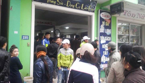 Người d&acirc;n tập trung tại hiện trường l&uacute;c v&acirc;y bắt nghi phạm