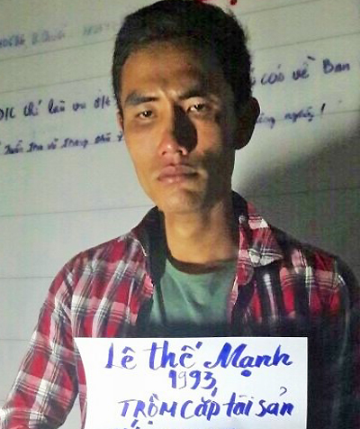 Mạnh bị bắt khi về ch&uacute;c Tết gia đ&igrave;nh