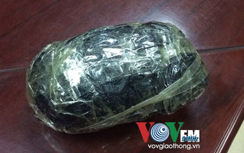 Trong những tin tức ph&aacute;p luật mới nhất h&ocirc;m nay c&oacute; vụ tẩu t&aacute;n 1 kg ma t&uacute;y rồi bỏ chạy