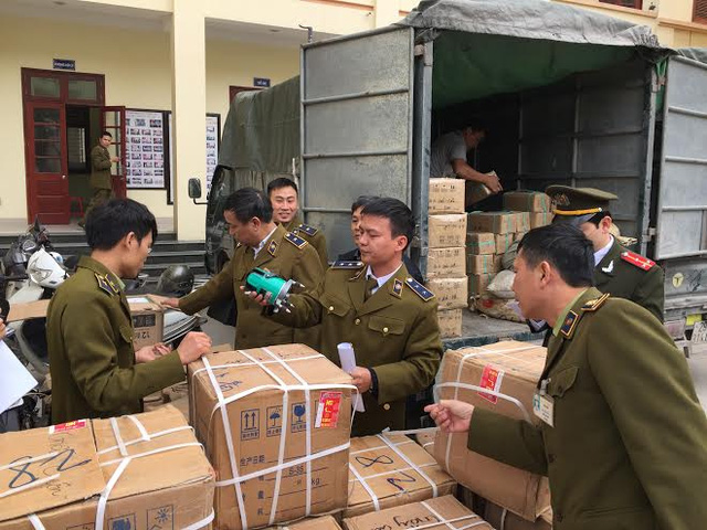 Trong những tin tức ph&aacute;p luật mới nhất h&ocirc;m nay c&oacute; vụ bắt giữ gần 100 tấn h&agrave;ng nghi bu&ocirc;n lậu