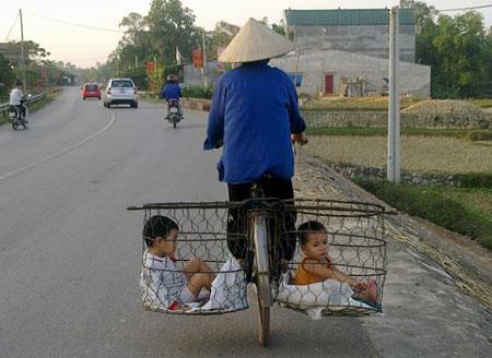Trong những tin tức pháp luật mới nhất có vụ mẹ kiện ba đứa con thơ lấy tiền đi theo bồ