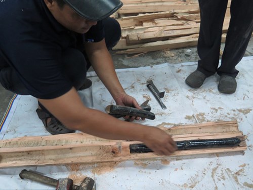 Lực lượng chức năng đang lấy cocain từ b&ecirc;n trong thanh gỗ của tấm pallet, theo những tin ph&aacute;p luật 24h qua