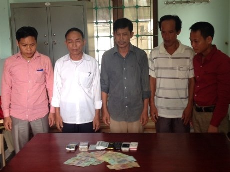 B&iacute; thư đo&agrave;n x&atilde; bị bắt ngay tr&ecirc;n chiếu bạc l&agrave; một trong những tin ph&aacute;p luật 24h qua