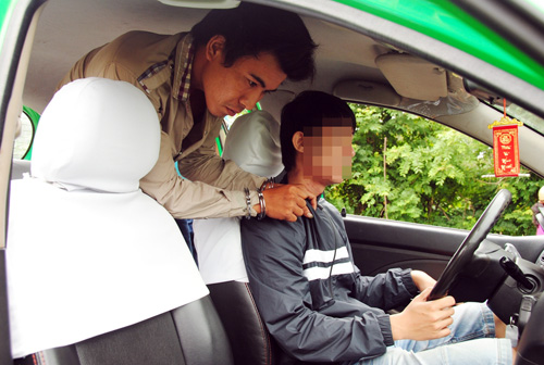 Những tin tức ph&aacute;p luật trong ng&agrave;y đề cập đến vụ &eacute;p t&agrave;i xế taxi viết giấy nợ ở H&agrave; Nội