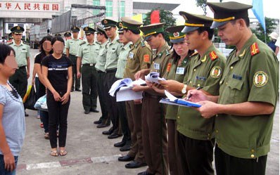 Ph&aacute; đường d&acirc;y bu&ocirc;n b&aacute;n phụ nữ qua Trung Quốc l&agrave;m vợ l&agrave; một trong những tin tức ph&aacute;p luật online mới nhất trong ng&agrave;y