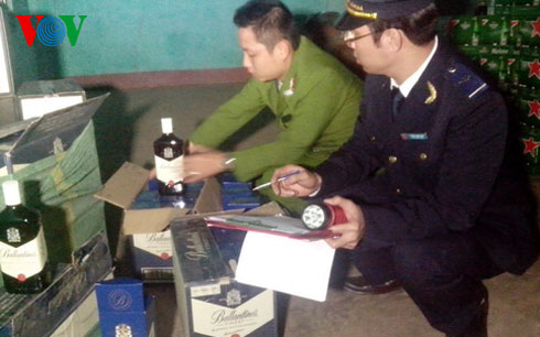 Thu giữ 700 chai rượu ngoại lậu l&agrave; tin tức ph&aacute;p luật mới nhất h&ocirc;m nay
