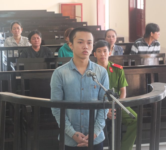 Những tin tức ph&aacute;p luật mới nhất h&ocirc;m nay đề cập đến phi&ecirc;n to&agrave;n x&eacute;t xử vụ &aacute;n &ocirc;ng bố 17 tuổi n&eacute;m con 2 tuổi xuống ao
