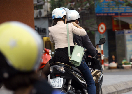 Trong những tin ph&aacute;p luật mới nhất h&ocirc;m nay c&oacute; vụ bắt giữ đối tượng chuy&ecirc;n cướp giật t&uacute;i x&aacute;ch của phụ nữ ở H&agrave; Nội