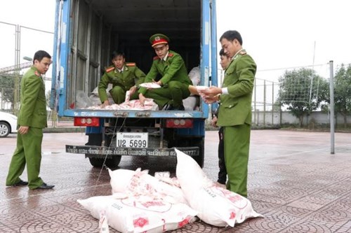 Trong những tin tức ph&aacute;p luật mới nhất h&ocirc;m nay c&oacute; vụ thu giữ 5.000 g&oacute;i mỳ ch&iacute;nh kh&ocirc;ng r&otilde; nguồn gốc. Ảnh: GDTĐ