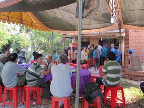 Gia đ&igrave;nh tổ chức tang lễ cho nạn nh&acirc;n. Ảnh: ANTĐ