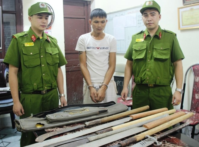 Trong những tin tức ph&aacute;p luật mới nhất h&ocirc;m nay c&oacute; vụ bắt giữ đối tượng vận chuyển nhiều dao, kiếm