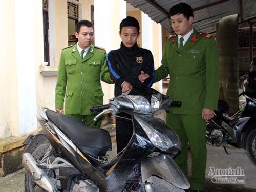 Trong những tin tức ph&aacute;p luật mới nhất h&ocirc;m nay c&oacute; vụ tấn c&ocirc;ng xe &ocirc;m cướp xe m&aacute;y