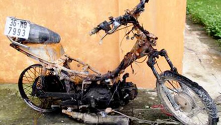 Chiếc xe m&aacute;y bị đốt ch&aacute;y, theo tin tức ph&aacute;p luật mới nhất h&ocirc;m nay