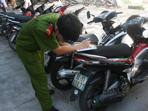 Trong những tin ph&aacute;p luật online mới nhất h&ocirc;m nay c&oacute; vụ đối tượng đến tr&igrave;nh b&aacute;o mất xe rồi trộm lu&ocirc;n xe trong trụ sở c&ocirc;ng an