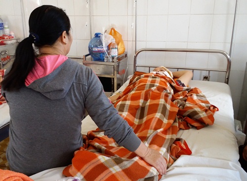 Trong những tin tức ph&aacute;p luật mới nhất h&ocirc;m nay c&oacute; vụ chồng tự tử sau khi d&ugrave;ng b&uacute;a đập vợ li&ecirc;n tiếp