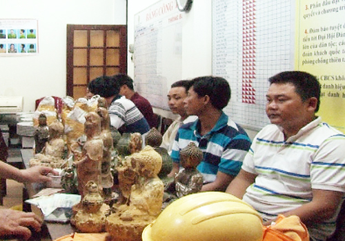 Nh&oacute;m nghi can giả c&ocirc;ng nh&acirc;n đi b&aacute;n tượng đồng giả cổ, theo những tin tức ph&aacute;p luật online trong ng&agrave;y