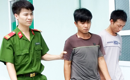 Trong những tin ph&aacute;p luật 24h qua c&oacute; vụ t&oacute;m gọn 2 đối tượng d&ugrave;ng xe taxi bu&ocirc;n ma t&uacute;y ở H&agrave; Tĩnh