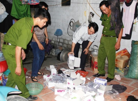 H&agrave;ng trăm bơm kim ti&ecirc;m, 300 ống xilanh v&agrave; 400 ống Novocain