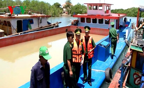 Trong những tin tức ph&aacute;p luật mới nhất h&ocirc;m nay c&oacute; vụ 2 đối tượng bơm h&uacute;t c&aacute;t tr&aacute;i ph&eacute;p đ&atilde; bị bắt giữ.