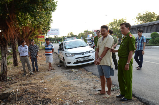 Trong những tin tức pháp luật mới nhất hôm nay có vụ tài xế taxi nhanh trí chở kẻ đâm người vào trụ sở công an Trong những tin tức pháp luật mới nhất hôm nay có vụ tài xế taxi nhanh trí chở kẻ đâm người vào trụ sở công an