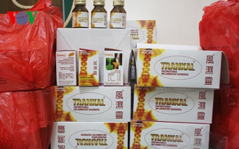 Những tin ph&aacute;p luật mới nhất h&ocirc;m nay đề cập đến vụ thu giữ 1.000 lọ thuốc điều trị bệnh gout nhập lậu từ Trung Quốc