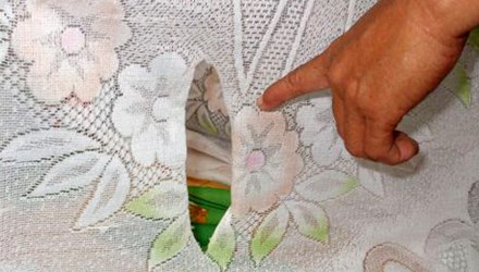 Trong những tin tức ph&aacute;p luật mới nhất h&ocirc;m nay c&oacute; vụ cướp giật d&acirc;y chuyền t&aacute;o tợn khi gia chủ đang ngủ