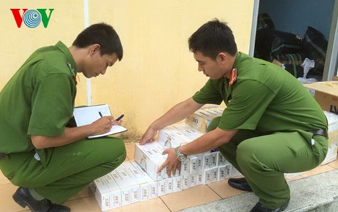Những tin pháp luật online mới nhất trong ngày đề cập đến vụ đôi vợ chồng dùng xe chở xăng dầu của công ty để buôn lậu thuốc lá Những tin pháp luật online mới nhất trong ngày đề cập đến vụ đôi vợ chồng dùng xe chở xăng dầu của công ty để buôn lậu thuốc lá
