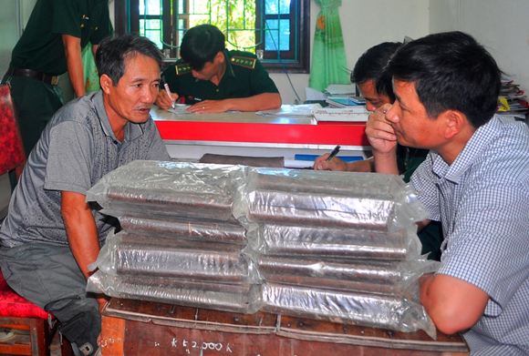 Những tin pháp luật mới nhất hôm nay đề cập đến vụ bắt giữ 2 đối tượng vận chuyển gần 300kg thuốc nổ ở Hà Tĩnh Những tin pháp luật mới nhất hôm nay đề cập đến vụ bắt giữ 2 đối tượng vận chuyển gần 300kg thuốc nổ ở Hà Tĩnh