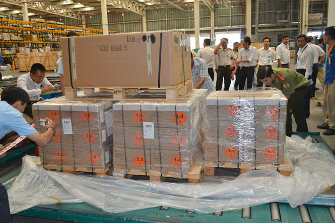 Những tin tức ph&aacute;p luật online mới nhất trong ng&agrave;y đề cập đến vụ ph&aacute;t hiện 144.000 vi&ecirc;n đạn nổ nhập khẩu qua s&acirc;n bay T&acirc;n Sơn Nhất