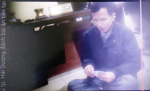 &Ocirc;ng Phạm Thanh Giang, Trưởng C&ocirc;ng an phường Trần Ph&uacute; ngồi chơi b&agrave;i c&ugrave;ng với 3 người bạn tại ph&ograve;ng l&agrave;m việc