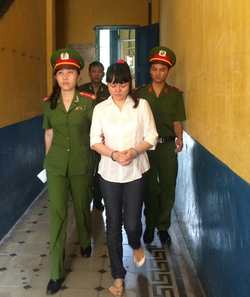 Trong những tin tức ph&aacute;p luật mới nhất h&ocirc;m nay c&oacute; vụ con g&aacute;i thu&ecirc; người đ&oacute;ng giả mẹ ruột để lừa b&aacute;n nh&agrave;