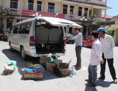 Những tin ph&aacute;p luật mới nhất h&ocirc;m nay đề cập đến vụ CSGT Quảng B&igrave;nh bắt giữ xe kh&aacute;ch chở lậu động vật hoang d&atilde;
