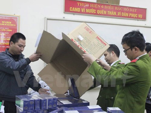 Trong những tin tức ph&aacute;p luật mới nhất h&ocirc;m nay c&oacute; vụ ph&aacute;t hiện gần 320 c&acirc;y thuốc l&aacute; điếu nhập lậu loại 555 Gold