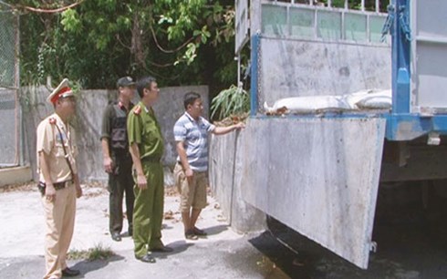 Xe tải vận chuyển 3 tấn mỡ không nguồn gốc bị phát hiện là một trong những tin pháp luật mới nhất hôm nay. Ảnh: Xe tải vận chuyển 3 tấn mỡ không nguồn gốc bị phát hiện là một trong những tin pháp luật mới nhất hôm nay. Ảnh: