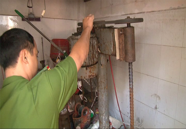 Ph&aacute;t hiện cơ sở sản xuất nước rửa ch&eacute;n kh&ocirc;ng giấy ph&eacute;p l&agrave; một trong những tin tức ph&aacute;p luật online mới nhất trong ng&agrave;y