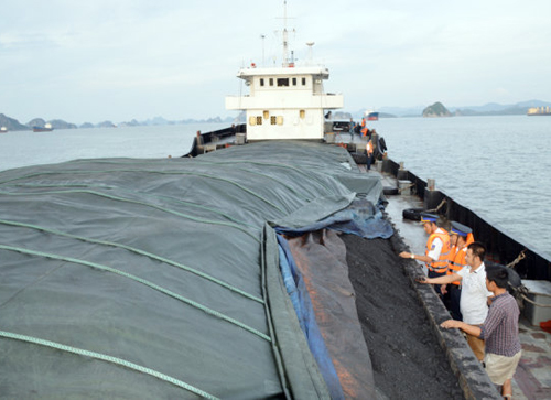 Trong c&ugrave;ng ng&agrave;y 17/10, lực lượng chức năng đ&atilde; ph&aacute;t hiện 4 t&agrave;u vận chuyển than, dầu tr&aacute;i ph&eacute;p, theo tin ph&aacute;p luật 24h qua