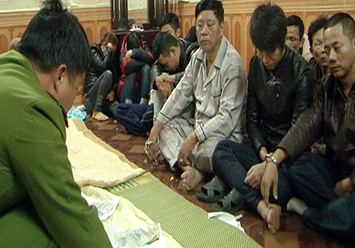 Những con bạc g&ocirc;m cả nam v&agrave; nữ bị c&ocirc;ng an bắt giữ khi tham đ&aacute;nh bạc với số tiền h&agrave;ng trăm triệu đồng