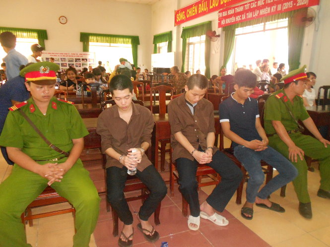 Trong những tin ph&aacute;p luật 24h qua c&oacute; phi&ecirc;n t&ograve;a x&eacute;t xử vụ &aacute;n &lsquo;n&eacute;m đ&aacute; xe kh&aacute;ch để giải rượu&rsquo; ở B&igrave;nh Phước