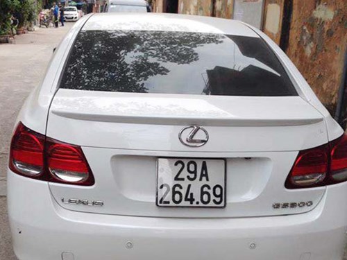 Xe Lexus GS300 gắn biển số thật, theo những tin ph&aacute;p luật online trong ng&agrave;y