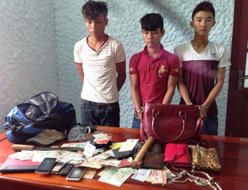 Những tin ph&aacute;p luật mới nhất h&ocirc;m nay đề cập đến nh&oacute;m thanh ni&ecirc;n d&ugrave;ng r&igrave;u cướp t&agrave;i sản tr&ecirc;n quốc lộ