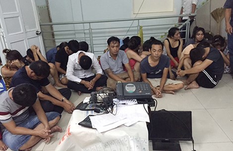 Ph&aacute; s&ograve;ng bạc c&oacute; camera cảnh giới l&agrave; một trong những tin ph&aacute;p luật 24h qua. Ảnh: 