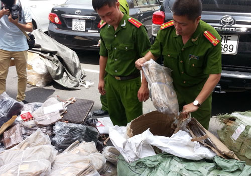 Xưởng làm giả túi xách hàng hiệu ở Hà Nội bị xóa sổ là một trong những tin tức pháp luật 24h qua Xưởng làm giả túi xách hàng hiệu ở Hà Nội bị xóa sổ là một trong những tin tức pháp luật 24h qua