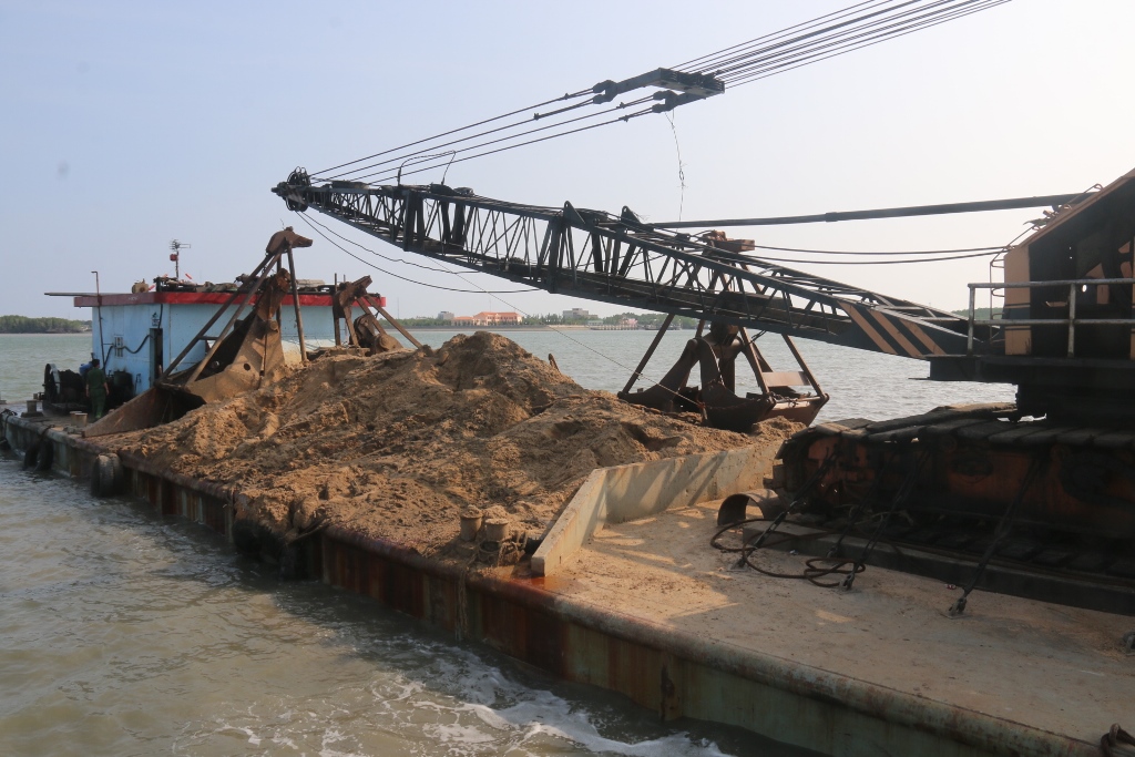 Trong những tin tức ph&aacute;p luật mới nhất h&ocirc;m nay c&oacute; tin bi&ecirc;n ph&ograve;ng TPHCM nổ s&uacute;ng, bắt vụ khai th&aacute;c c&aacute;t tr&aacute;i ph&eacute;p quy m&ocirc; lớn