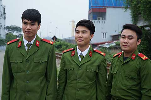 Thượng sỹ Đồng Xuân Linh (giữa) và đồng đội, theo tin tức pháp luật mới nhất hôm nay Thượng sỹ Đồng Xuân Linh (giữa) và đồng đội, theo tin tức pháp luật mới nhất hôm nay
