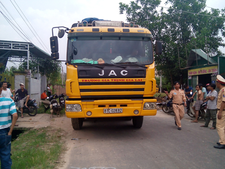 Những tin ph&aacute;p luật mới nhất h&ocirc;m nay đề cập đến vụ t&agrave;i xế t&ocirc;ng xe v&agrave;o nh&agrave; d&acirc;n, c&ograve;n đ&aacute;nh cả c&ocirc;ng an