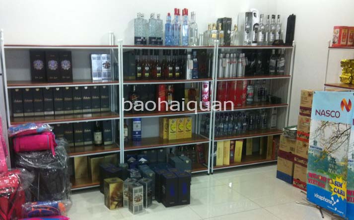 Ph&aacute;t hiện nhiều rượu, thuốc l&aacute; lậu qua s&acirc;n bay quốc tế Nội B&agrave;i theo những tin tức ph&aacute;p luật 24h qua. Ảnh