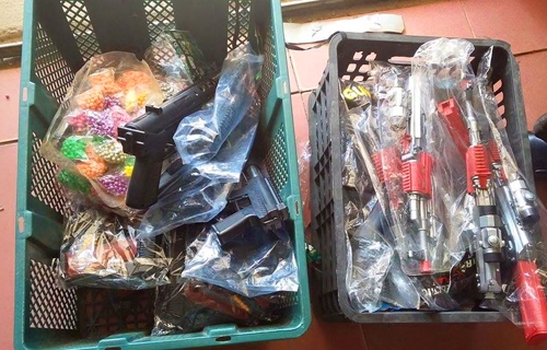 phạt đối tượng t&agrave;ng trữ đồ chơi nguy hiểm