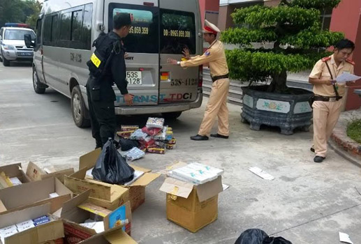 Bắt xe chở hơn 1.600 g&oacute;i thuốc l&aacute; ngoại lậu l&agrave; tin tức ph&aacute;p luật mới nhất 24h h&ocirc;m nay. Ảnh: Đại Đo&agrave;n Kết