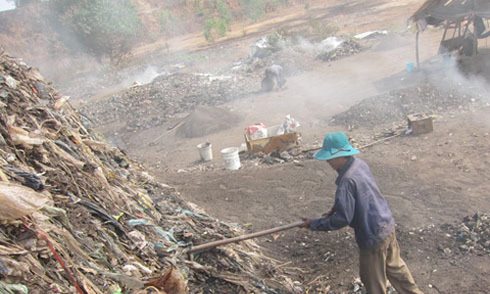 Trong những tin tức ph&aacute;p luật mới nhất h&ocirc;m nay c&oacute; vụ ph&aacute;t hiện thi thể nam thanh ni&ecirc;n nghi l&agrave; con nghiện ma t&uacute;y trong b&atilde;i r&aacute;c